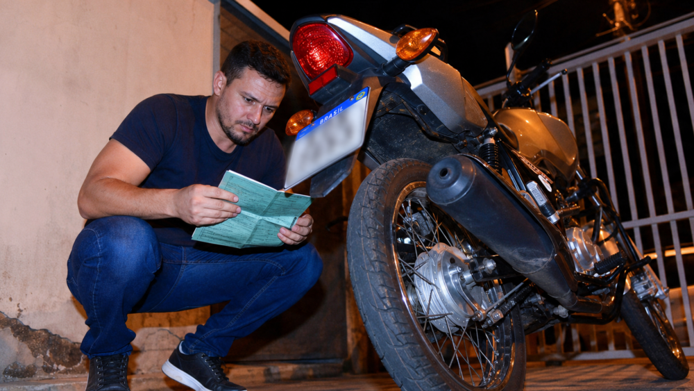 Fileiras de motos usadas com etiquetas de lote em pátio brasileiro